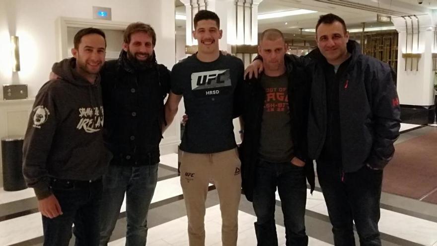 Joel Álvarez, junto a Omar Rodríguez y otros entrenadores que le acompañan en Praga para su debut en UFC.