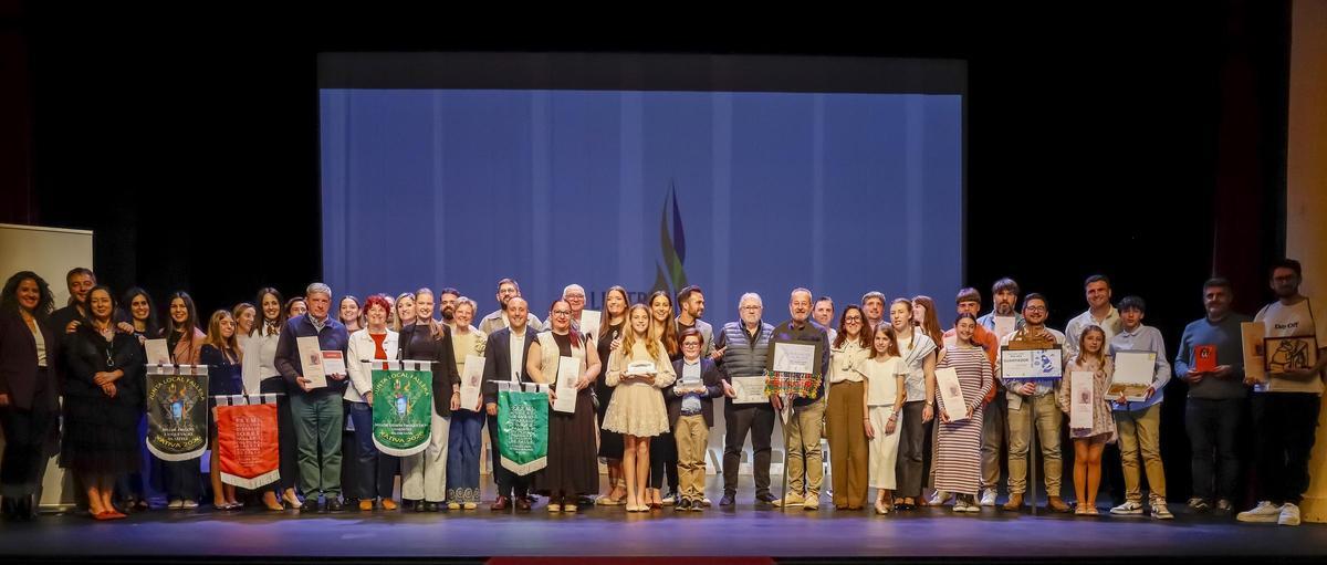 Los premiados con los oganizadores tras la gala.