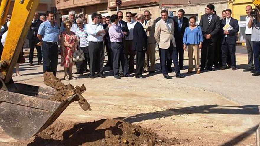 Mario Flores y la alcaldesa, junto a miembros de la Corporación, ayer, en el inicio de las obras.