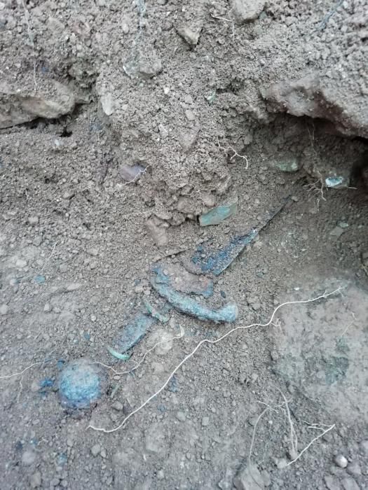 Espada del silgo XIV encontrada en el Castillo de Aín