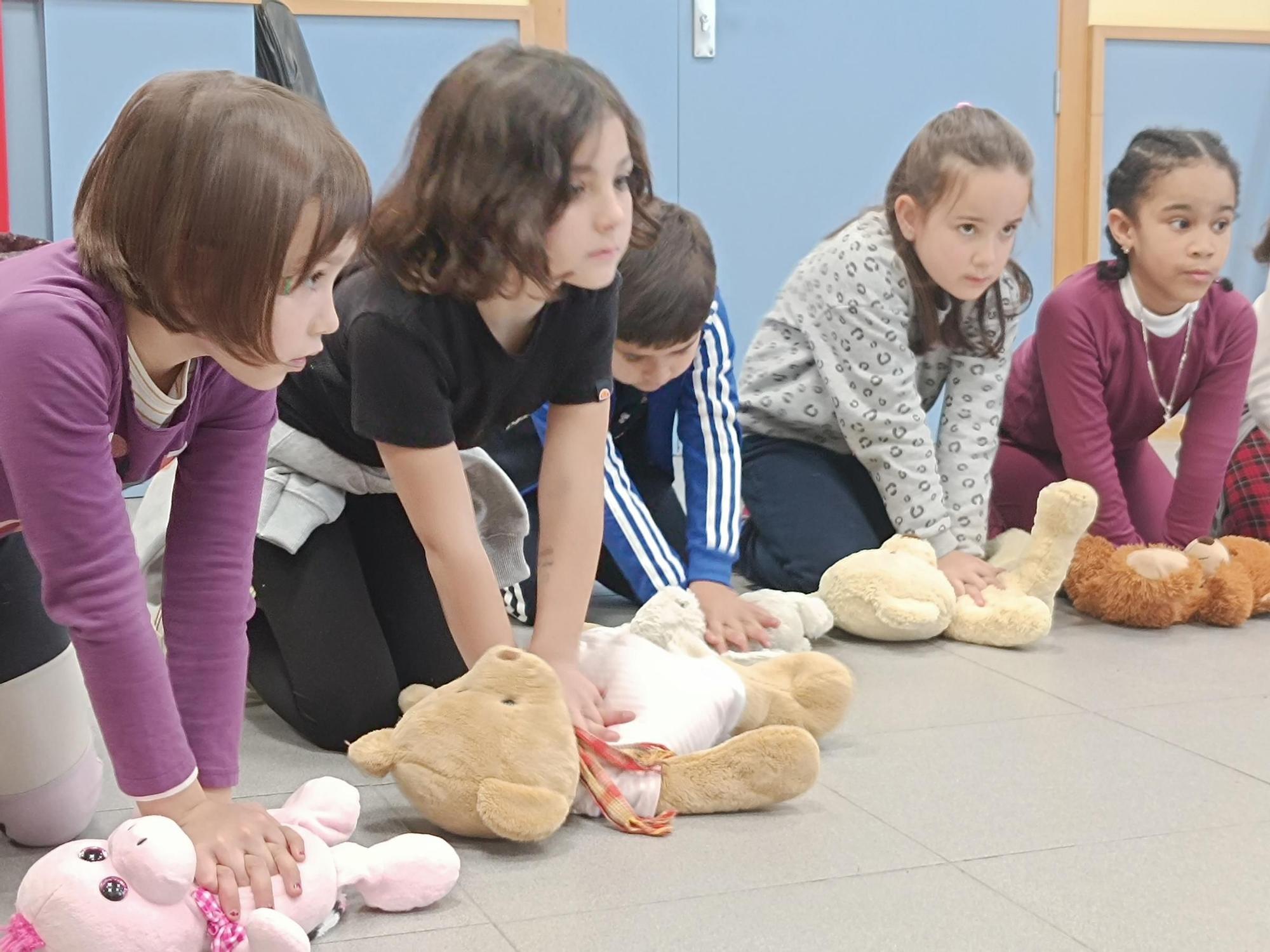 Los niños del José de Calasanz, en Llanera, aprenden a salvar vidas