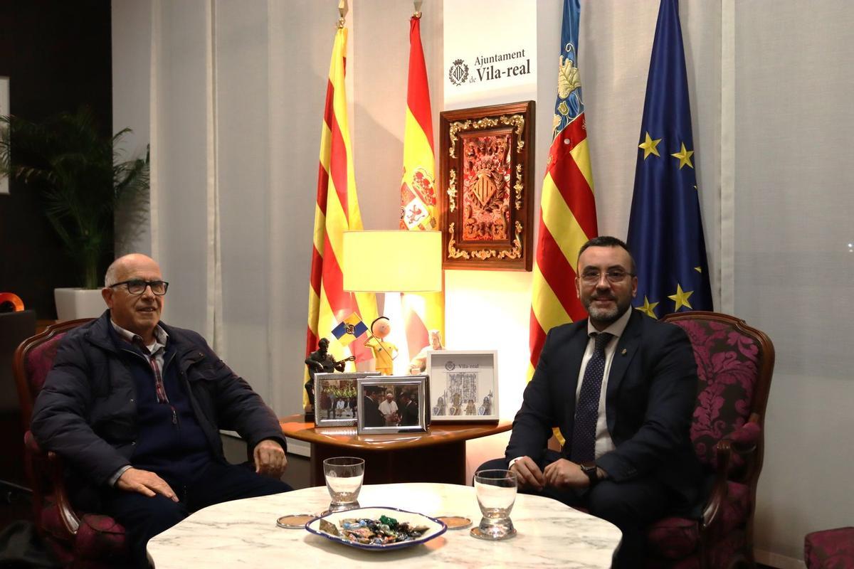 El alcalde, José Benlloch, ha oficializado el encargo a Miguel Alepuz para componer una misa cantada a la patrona de Vila-real, la Mare de Déu de Gràcia.