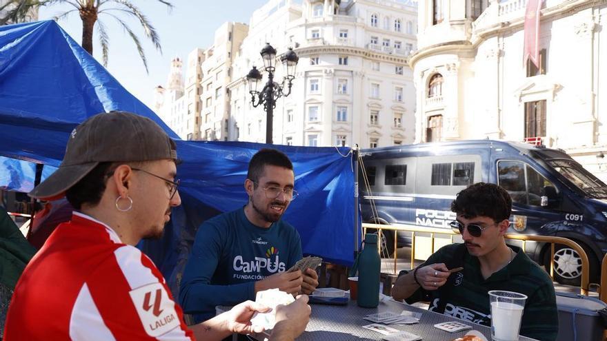 El contraste del 9 d'octubre en València: de los actos institucionales a desayunar y jugar a las cartas en plena plaza del Ayuntamiento