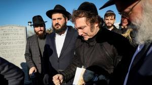 El presidente electo de Argentina, Javier Milei, visita la tumba del rabino Yosef Schneerson durante su breve visita a Nueva York, este lunes.