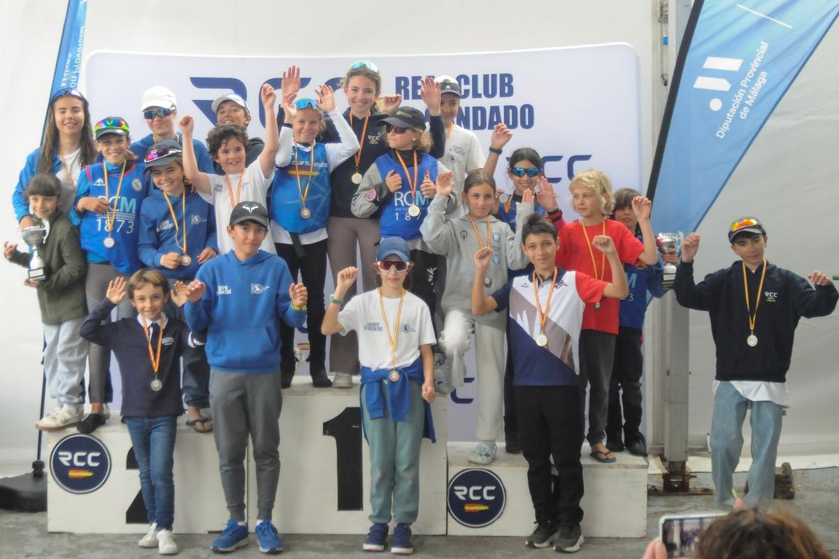 Los jóvenes regatistas posan en el podio tras la entrega de premio en la segunda prueba del circuito.