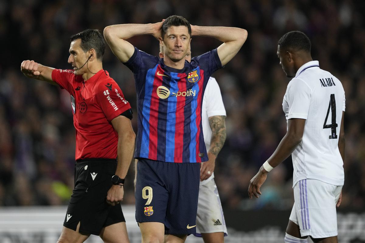 FC Barcelona’s Robert Lewandowski reacts during the Spanish King’s Cup semifinal second leg soccer match between FC Barcelona and Real Madrid at Spotify Camp Nou stadium in Barcelona, Spain, 05 April 2023. EFE/ Alejandro García