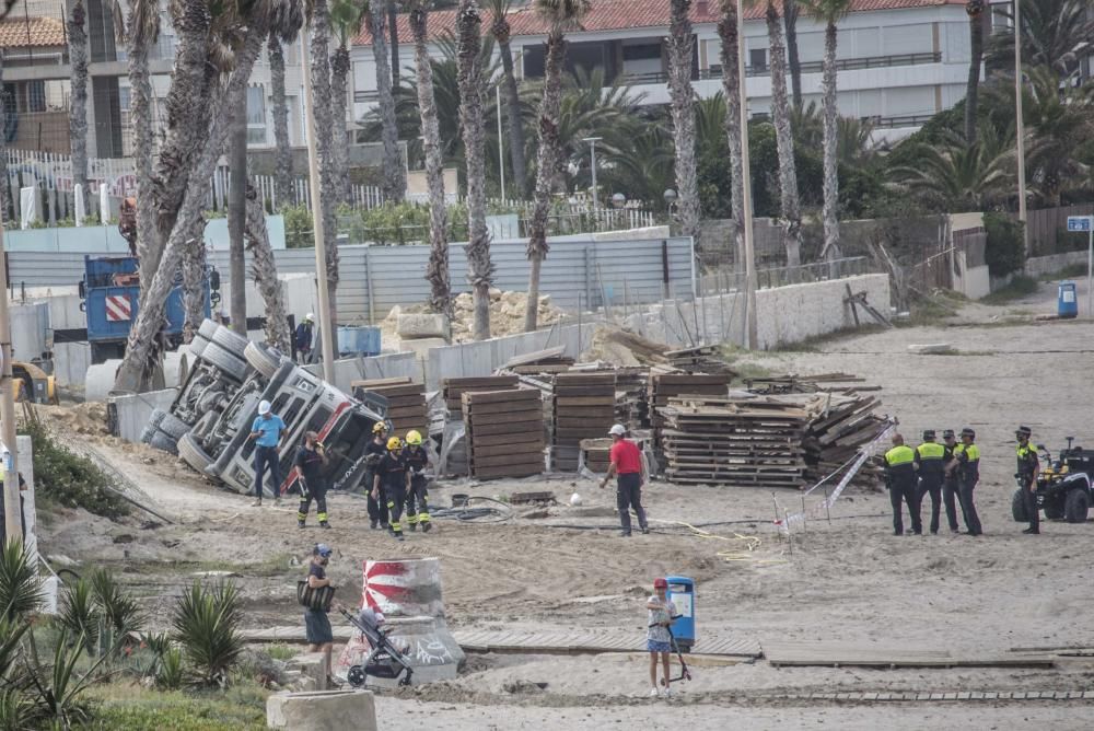 Los Bomberos y la Policía Local han intervenido para sellar una fuga de combustible del vehículo accidentado