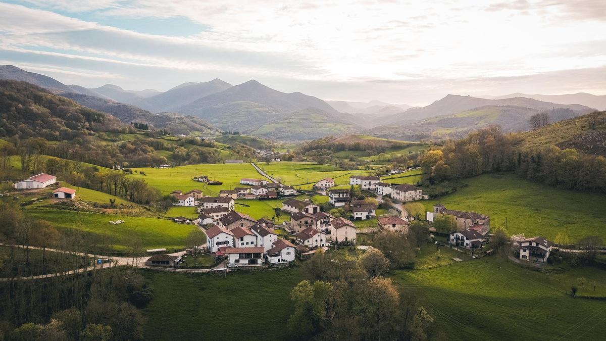 vista aérea del pueblo de Erratzu, situado en el verde y montañoso Valle de Baztán.