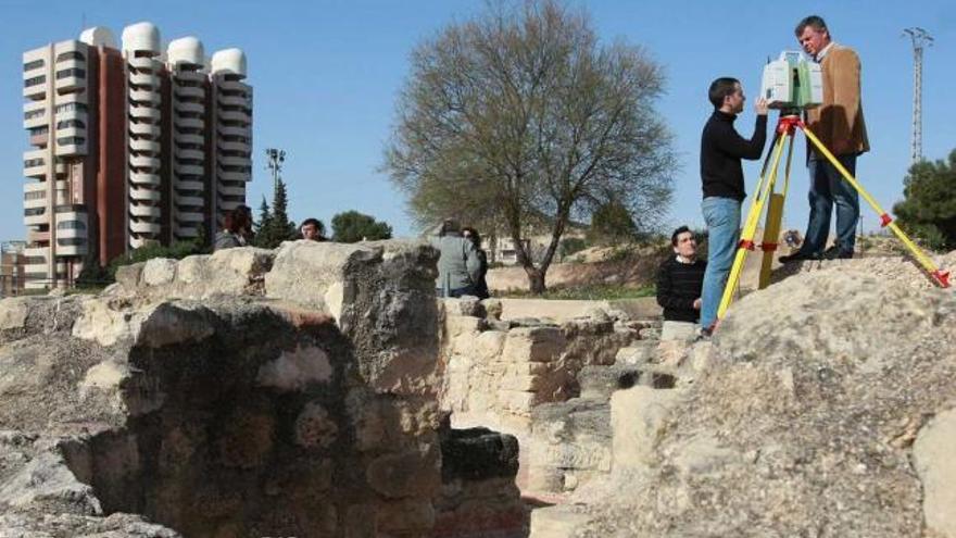 Los técnicos con el escáner en las termas de Popilio de Lucentum.