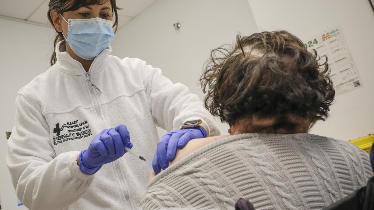 Vacunación contra la gripe en un centro de salud de Alicante