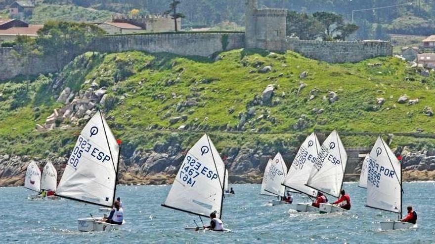 Una manga de una regata de optimist, frente al Parador de Baiona.