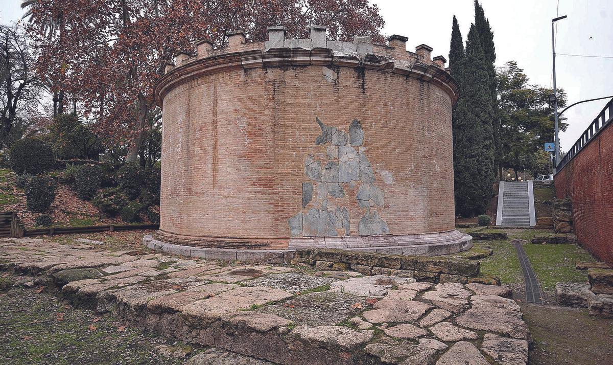 Mausoleo y pequeño tramo de la Vía Augusta, frente a Puerta Gallegos.