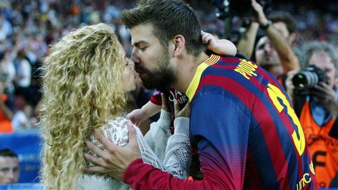 Beso entre la pareja a pie de campo, una imagen que se ha repetido durante los años