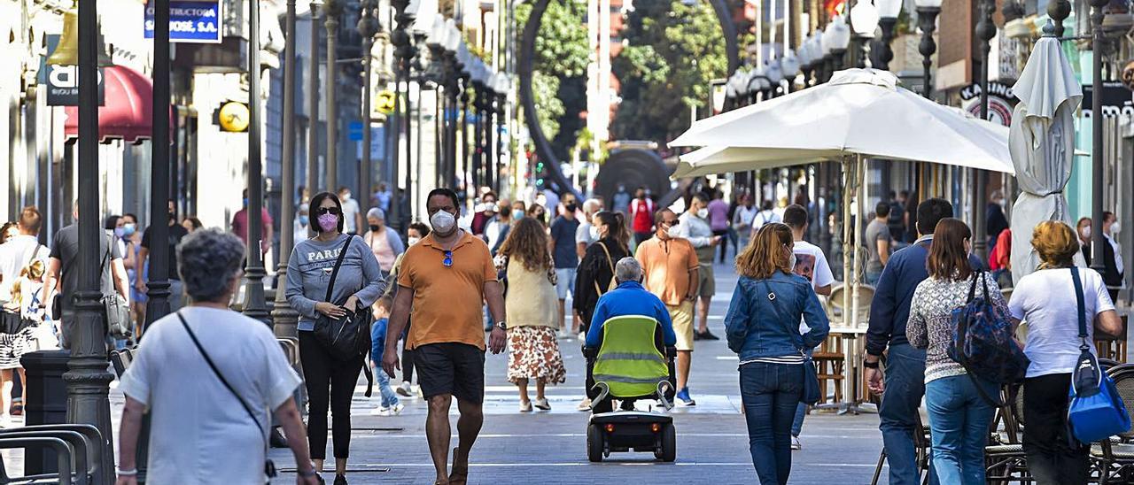 Varias personas caminan con mascarillas por la calle Triana | | ANDRÉS CRUZ