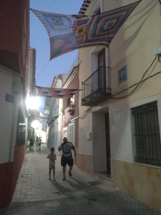 Tapetes a crochet engalanan la calle Mayor de Albudeite