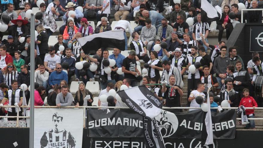 Aficionados en el partido Cartagena-Écija