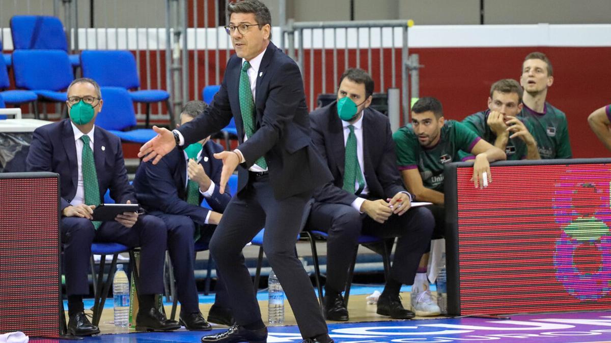 Fotis Katsikaris dirige a sus jugadores en San Sebastián.