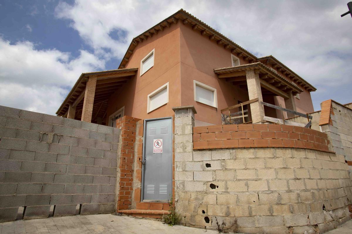 Urbanización la Besana paralizada desde 2008, en l’Énova.