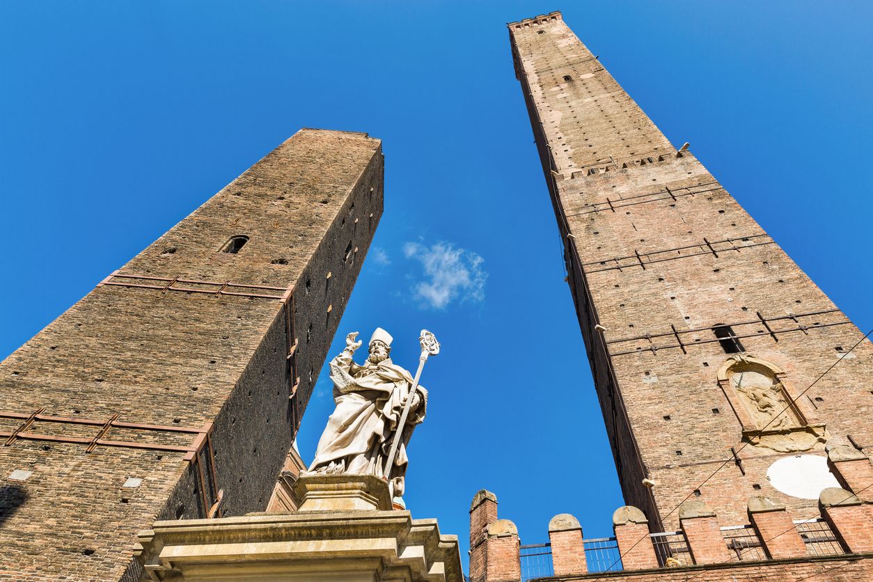 En Italia no solo encontramos una torre torcida en Pisa... en Bolonia hay un par más.