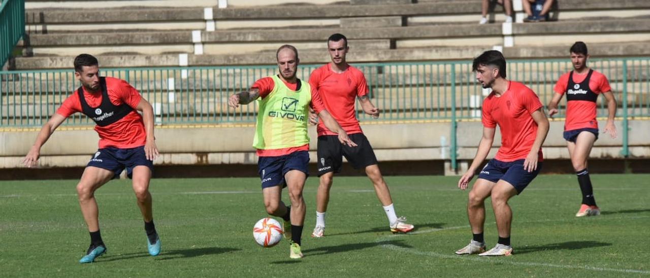 Sergio Benito, entre José Cruz y Christian Delgado, este lunes, en su primer entrenamiento con el Córdoba CF, en la Ciudad Deportiva.