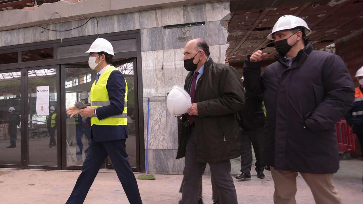 El consejero de Fomento en funciones, tercero a la derecha, a su llegada a la estación de León. | Campillo - Ical