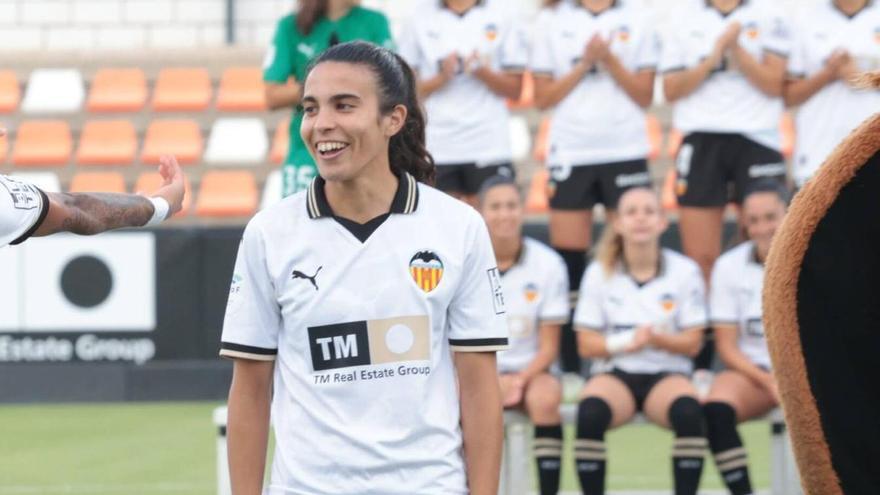 Claudia Florentino durante la presentación del VCF Femenino 23-24