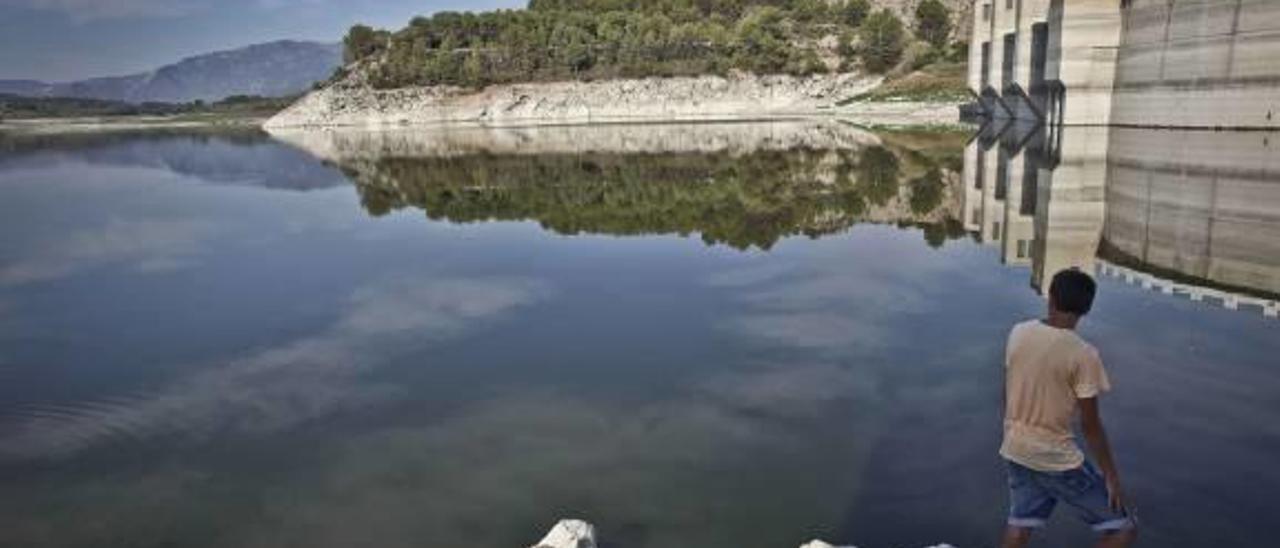 Imagen que presenta en estos momentos el pantano de Beniarrés.