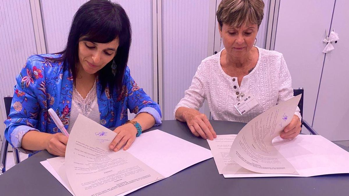 Sílvia Orriols i Conxita Iglesias signen el conveni de col·laboració.
