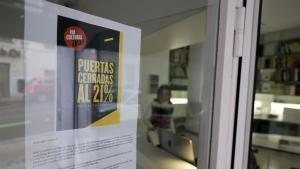 MADRID, 08/02/2026.- Galerías de arte de toda España se han puesto en huelga esta semana en protesta por el 21 % de IVA que siguen pagando, pese a la directiva de la UE que propone uno reducido, y que las coloca en una clara desventaja competitiva frente a otros países a los que están acudiendo los coleccionistas. En la imagen, cartel informativo sobre el IVA que se aplica a las obras de art visto en la Galería Elvira González .EFE/Mariscal