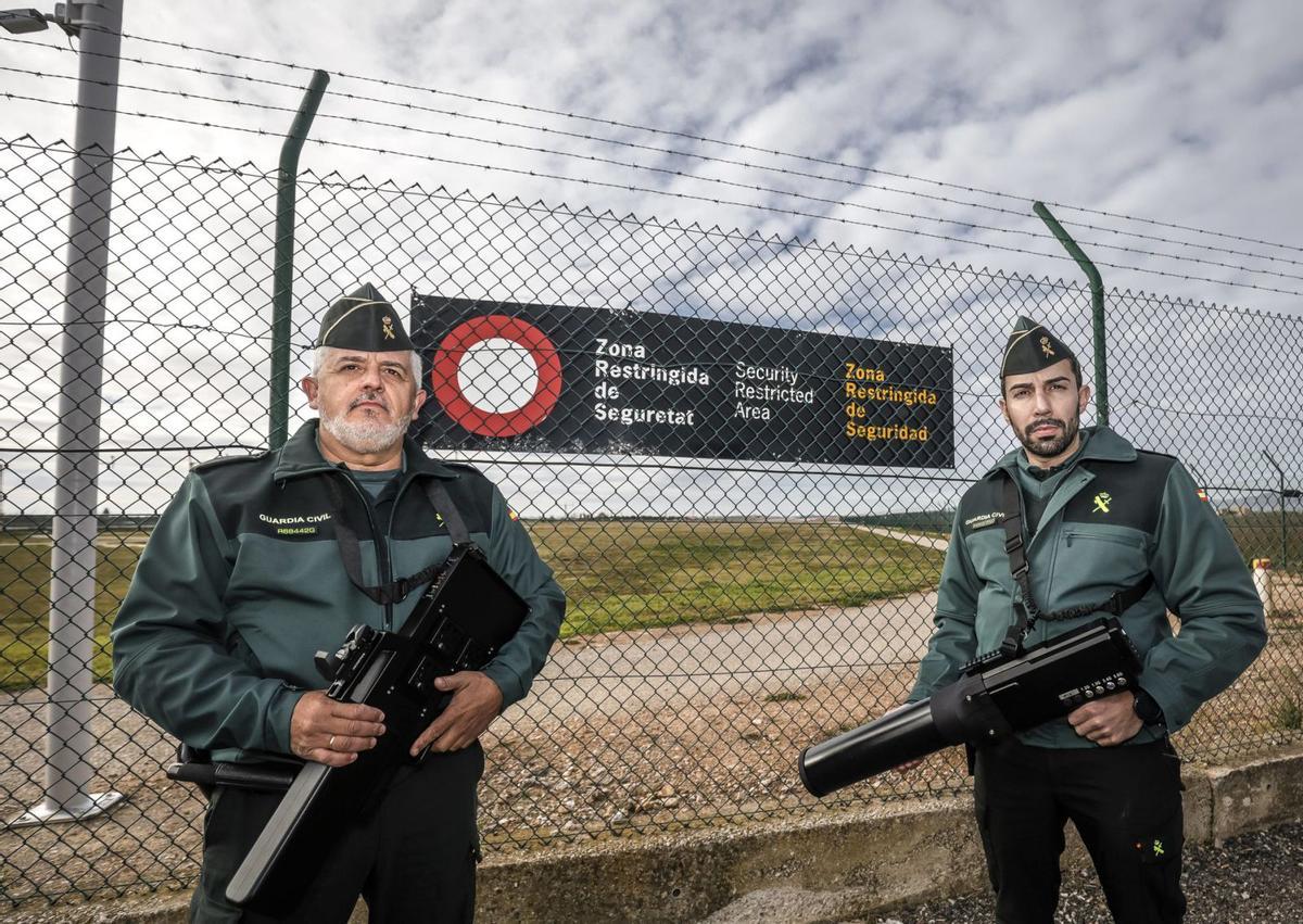 Los guardias Enrique Monter y David Rodríguez, con inhibidores de drones en las instalaciones de Son Sant Joan. |  B. RAMON