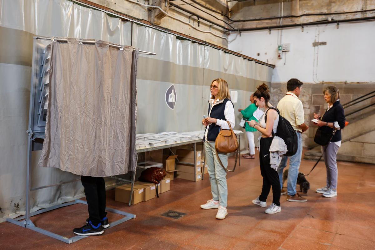 Jornada electoral en el mercado de Galvany de Barcelona