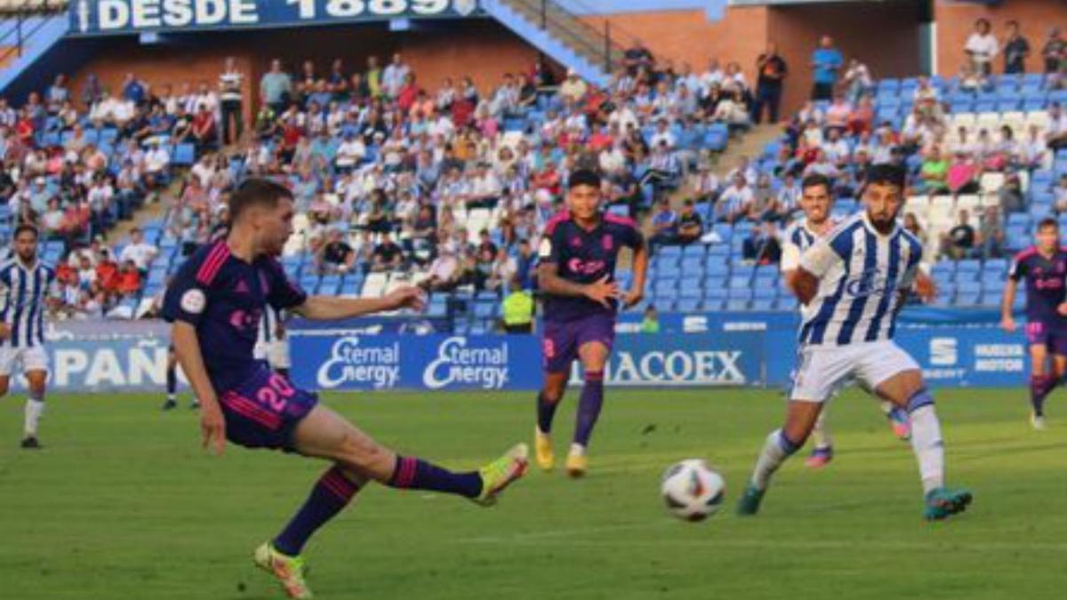 Teddy golpea el balón. | PRENSA CANTERA FC CARTAGENA