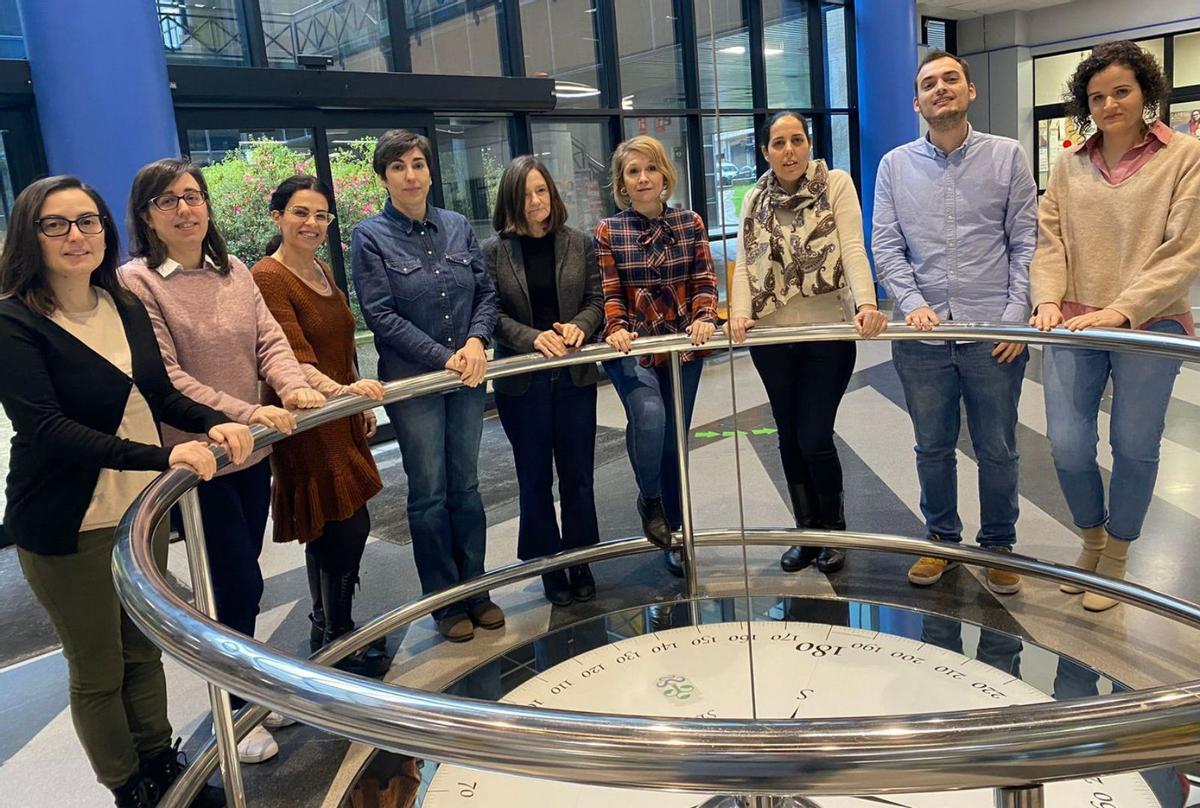 Elena Martínez (4ª por la derecha), con el resto de miembros del grupo Food and Health Omics. | // CEDIDA