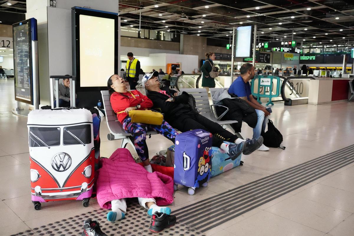 Desconcierto en Sants por la falta de trenes el día después del apagón