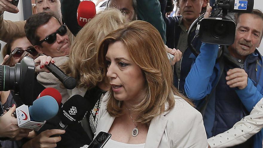 Susana Díaz, atendiendo a la prensa.