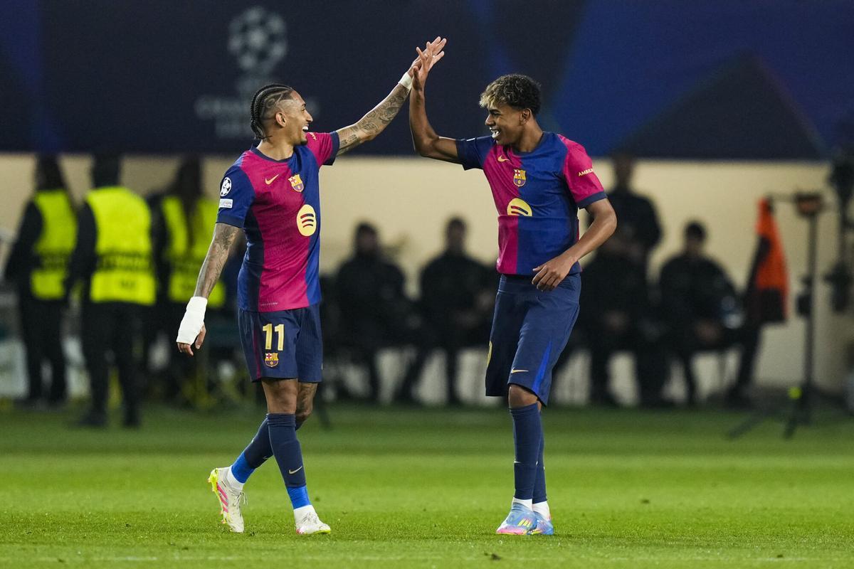 Los jugadores del FC Barcelona, el brasileño Raphinha (i) y Lamine Yamal, celebran el cuarto gol de su equipo ante el Borussia Dortmund. EFE / Siu Wu
