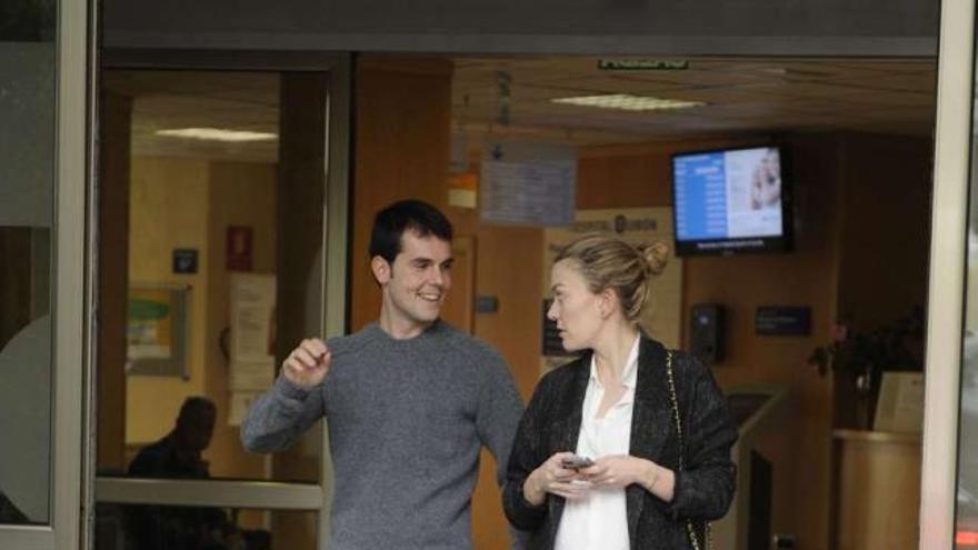 Marta Ortega y Sergio Álvarez, ayer, a la salida del hospital en A Coruña y en su coche. / carlos pardellas