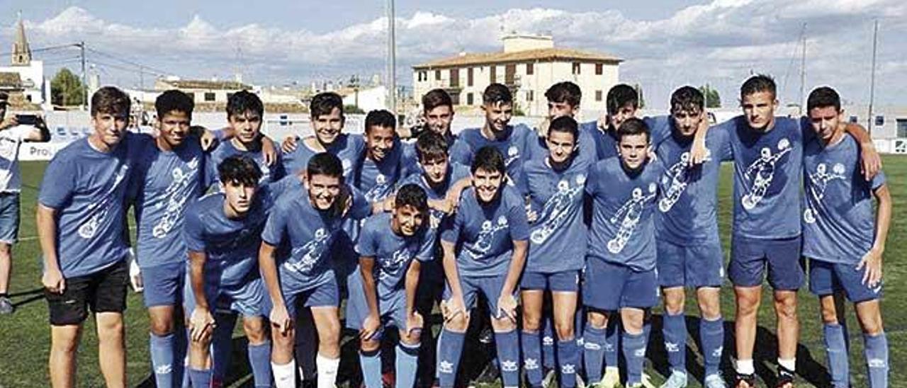 Los jugadores del Binissalem cadete rindieron el pasado jueves un emotivo homenaje a Joan Marc.