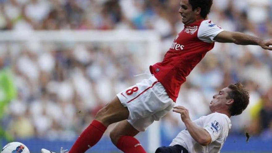 Parker le hace una entrada a Arteta durante el partido de ayer entre Tottenham y Arsenal. / eddie keogh