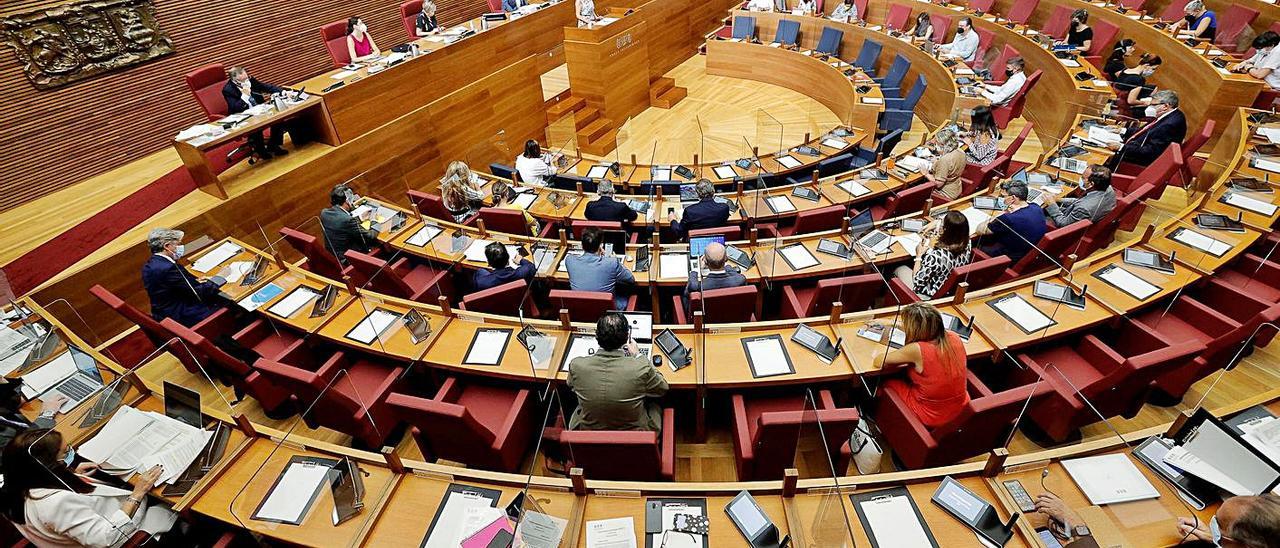 El último pleno de las Corts se celebró ayer para convalidar varios decretos. | EFE/M. BRUQUE