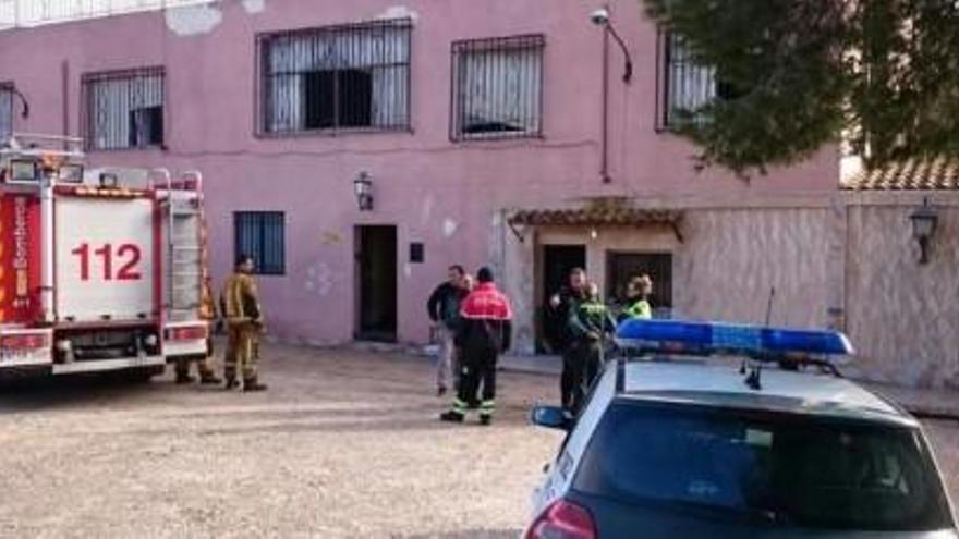 Los Bomberos ante la vivienda donde se produjo el fuego.