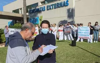 La plantilla del laboratorio del Hospital de Torrevieja reclama a Sanidad que no los deje sin trabajo (2022)