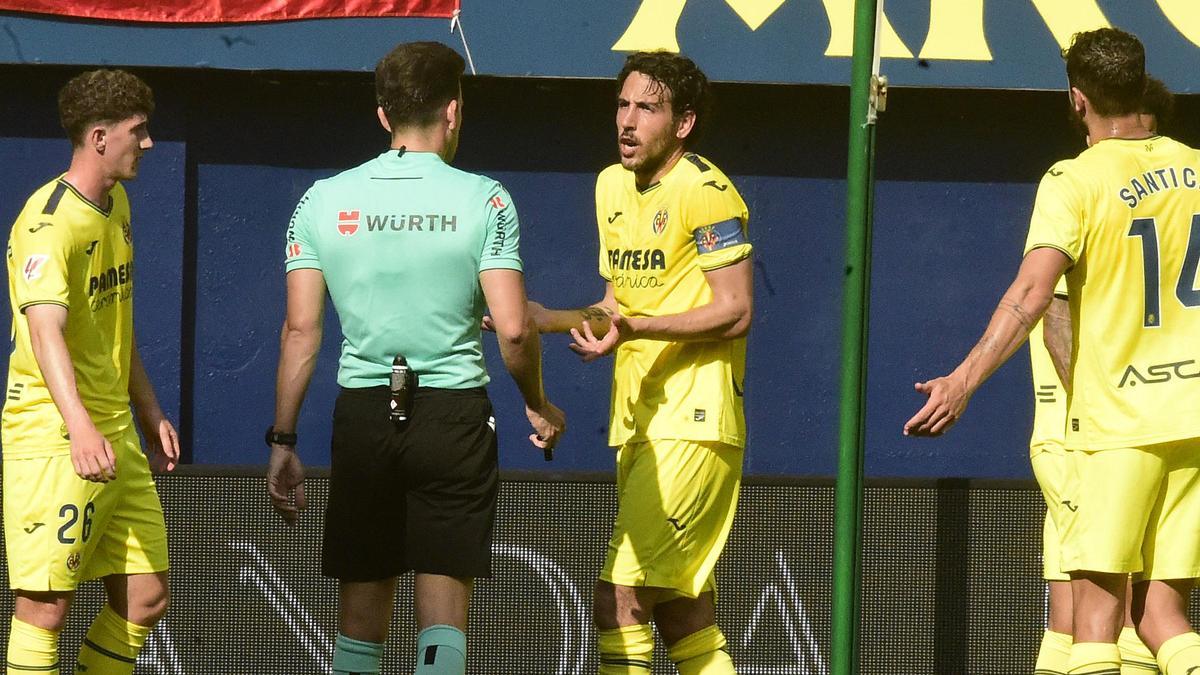 Dani Parejo protesta al colegiado durante el partido.