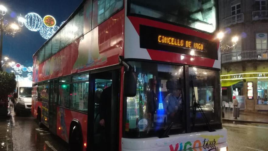 El bus turístico, antes de comenzar uno de sus recorridos // Marta Clavero