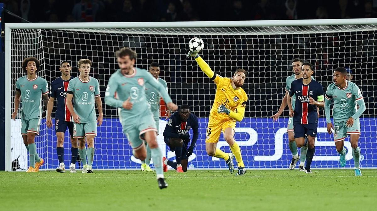 Oblak lanza el contragolpe que acabó con el gol de Correa que dio el triunfo al Atlético ante el PSG en Champions.