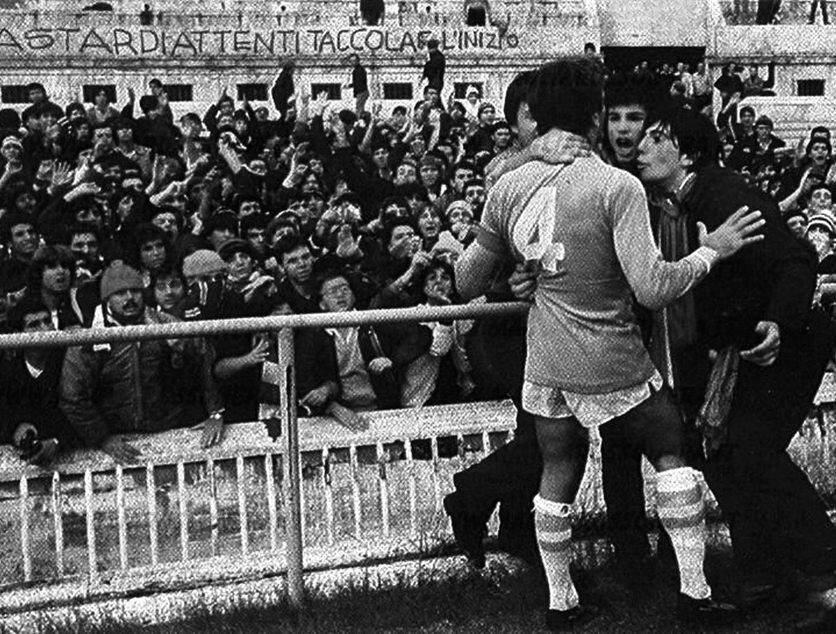 Maurizio Montesi hablando con los aficionados de la Lazio, indignados tras la muerte de uno de ellos por el impacto de una bengala