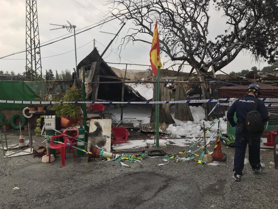 La Policía Nacional investiga las causas que originaron, en la madrugada del martes al miércoles, el incendio de una casa de chapa en el Camino de la Sierra, en Churriana, y en el que perdieron la vida dos personas.