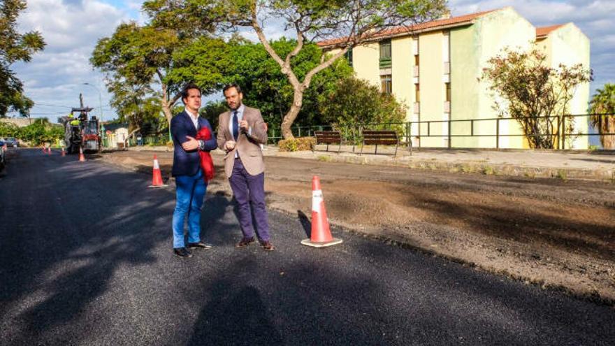 Montañés y Afonso en una de las obras del Plan de Asfaltados.