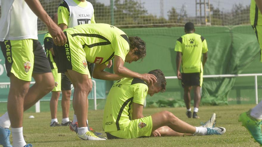 Los jugadores del Elche entrenando en el campo anexo