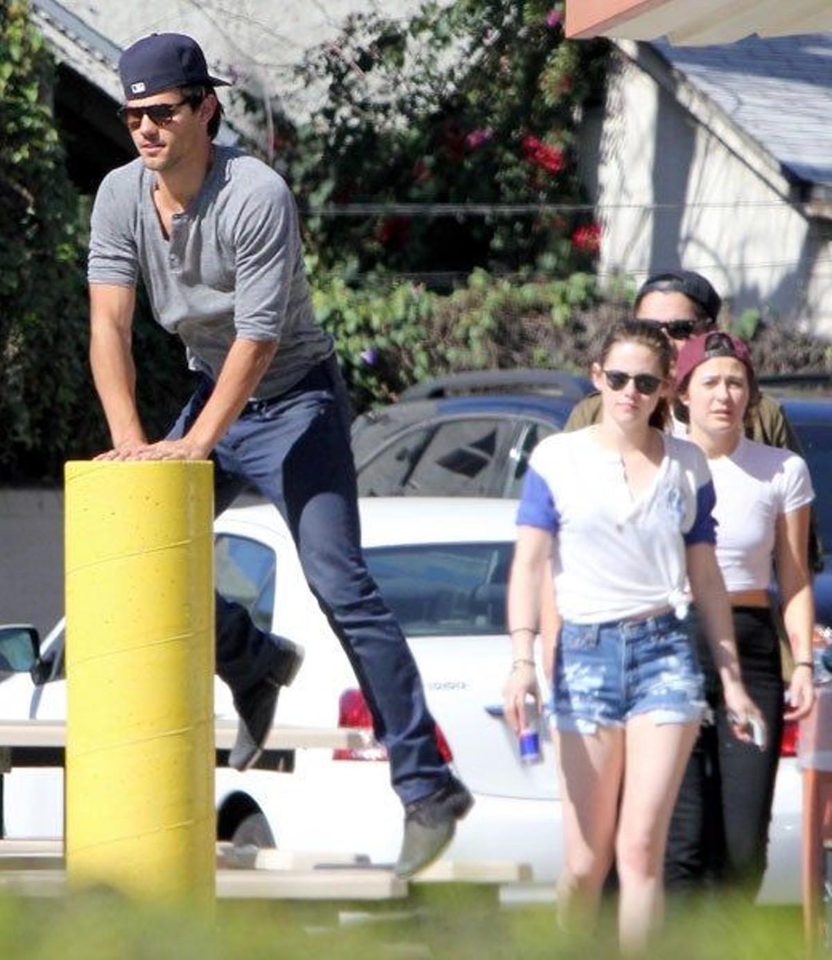 Taylor Lautner saltando